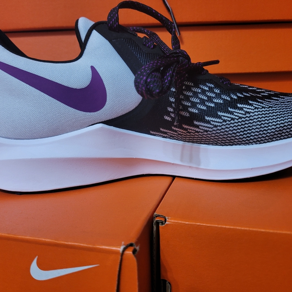 Nike shoes - Picture 1 of 2